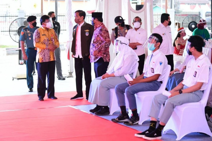 Presiden Joko Widodo meninjau vaksinasi Covid-19 yang digelar di halaman RSUD Dr. H. Moch. Ansari Saleh, Kota Banjarmasin, Kalimantan Selatan.
