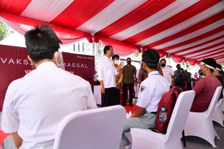Jokowi meminta pemerintah daerah meningkatkan percepatan vaksinasi di Provinsi Kalimantan Selatan agar target vaksinasi nasional sebanyak 70 persen masyarakat di akhir tahun dapat tercapai.