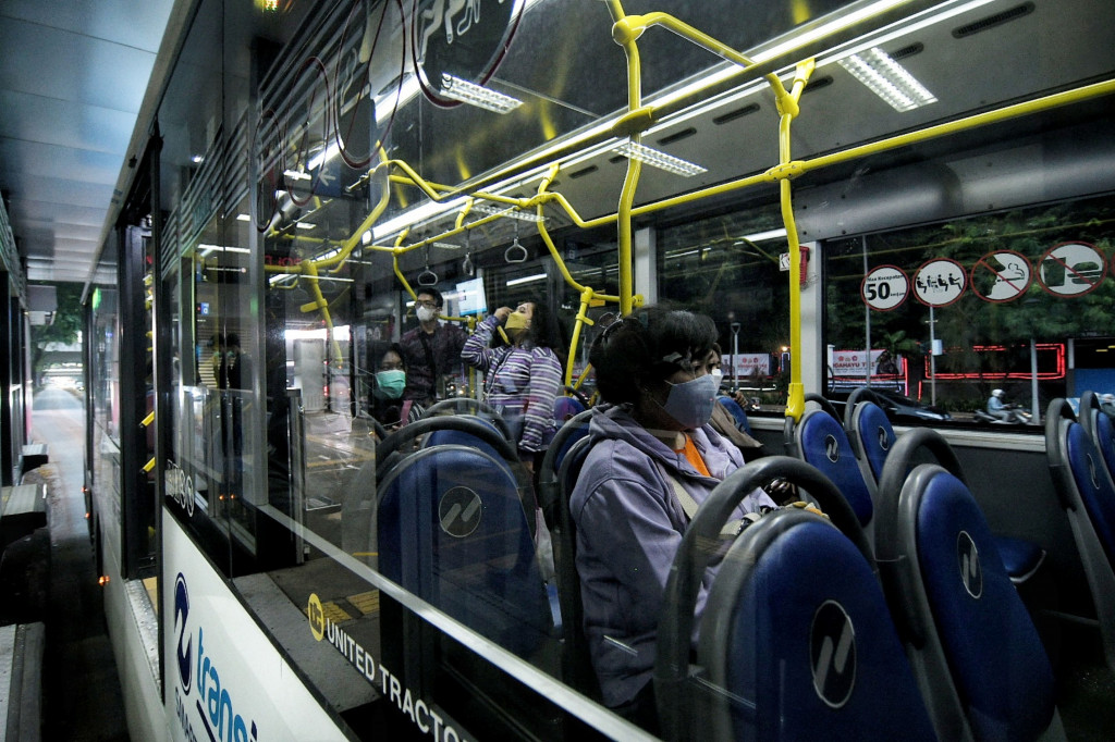 Penumpang yang hendak menggunakan jasa bus TransJakarta harus mengakses PeduliLindungi dan dicek suhu tubuhnya terlebih dahulu.