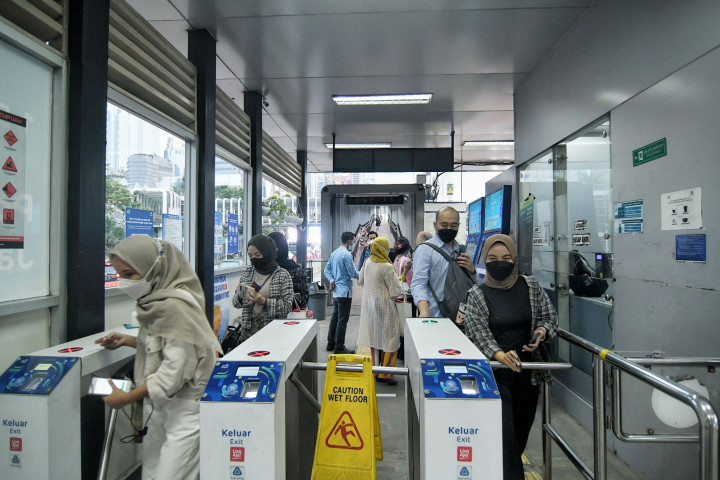 Sejumlah calon penumpang saat Transjarta di Halte akan memasuki Halte Transjakarta Polda Metro Jakarta, Kamis, 21 Oktober 2021.