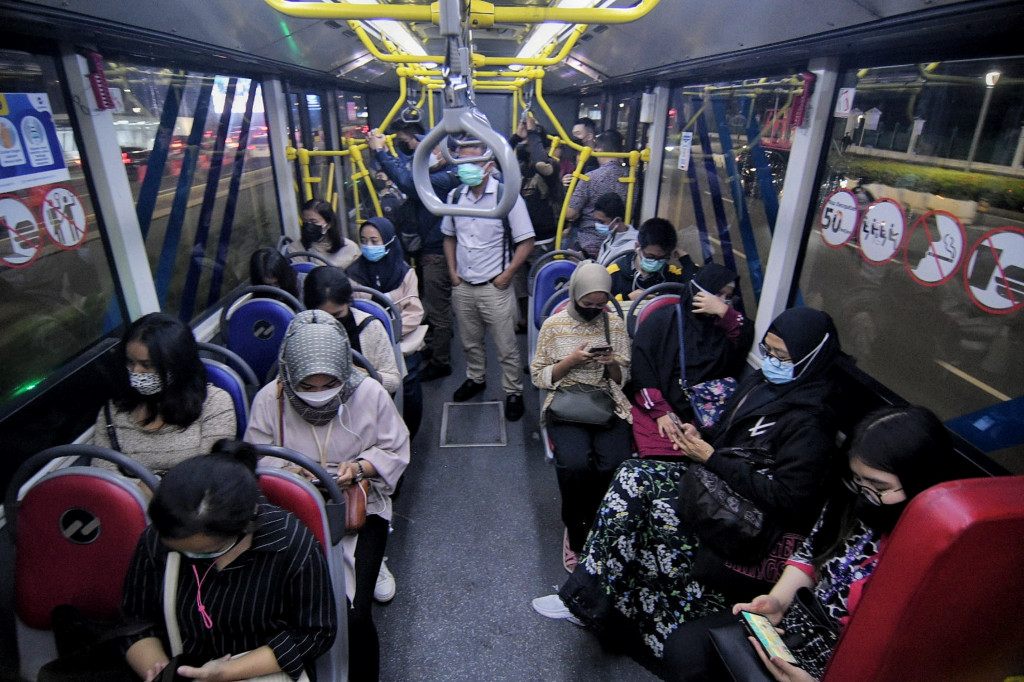 PT Transportasi Jakarta (Transjakarta) memberlakukan kapasitas angkut pelanggan sebesar 100 persen mulai hari ini, Kamis, 21 Oktober 2021. 