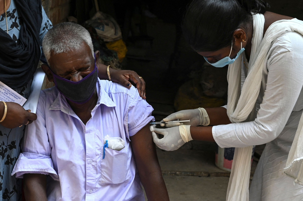 Seperti dilansir kantor berita AFP, Kamis, 21 Oktober 2021, menurut pemerintah India, sekitar tiga perempat orang dewasa di negara berpenduduk 1,3 miliar orang itu telah mendapat dosis pertama dan sekitar 30 persennya sudah divaksinasi lengkap atau mendapatkan dua dosis.