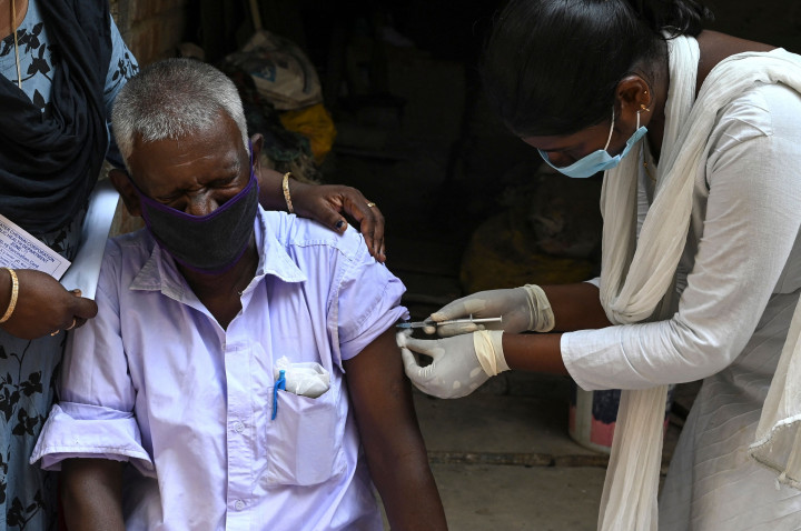 Seperti dilansir kantor berita AFP, Kamis, 21 Oktober 2021, menurut pemerintah India, sekitar tiga perempat orang dewasa di negara berpenduduk 1,3 miliar orang itu telah mendapat dosis pertama dan sekitar 30 persennya sudah divaksinasi lengkap atau mendapatkan dua dosis.