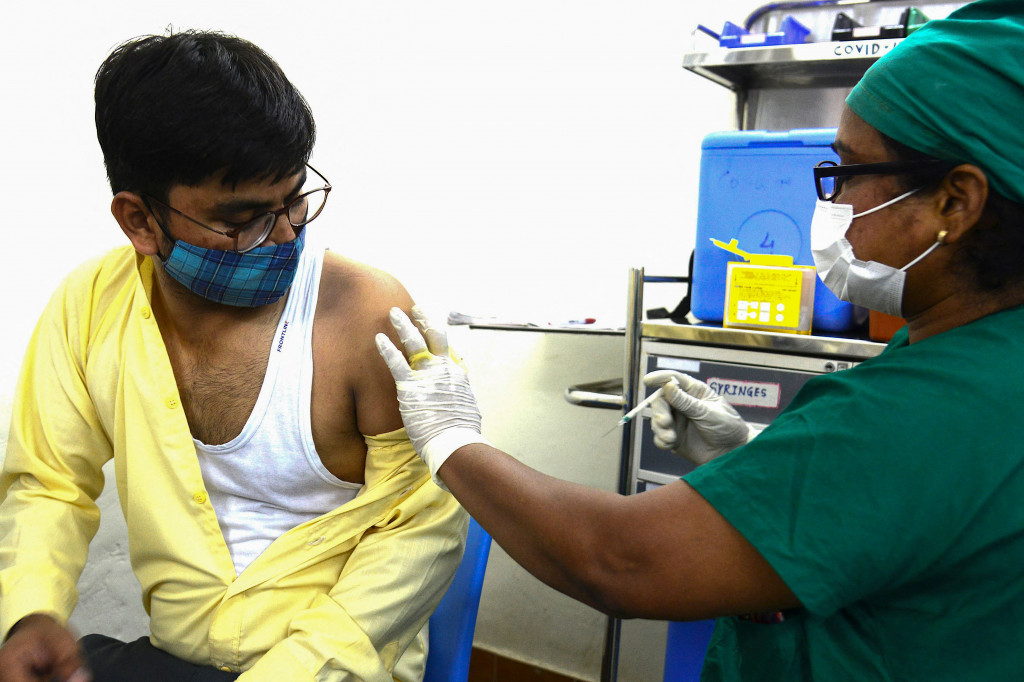 Pemerintah India dilaporkan akan merayakan tonggak sejarah tersebut dengan Perdana Menteri Narendra Modi berterima kasih kepada petugas kesehatan. Pengumuman khusus juga dibuat di stasiun kereta api dan bandara serta monumen yang dinyalakan dengan warna nasional.