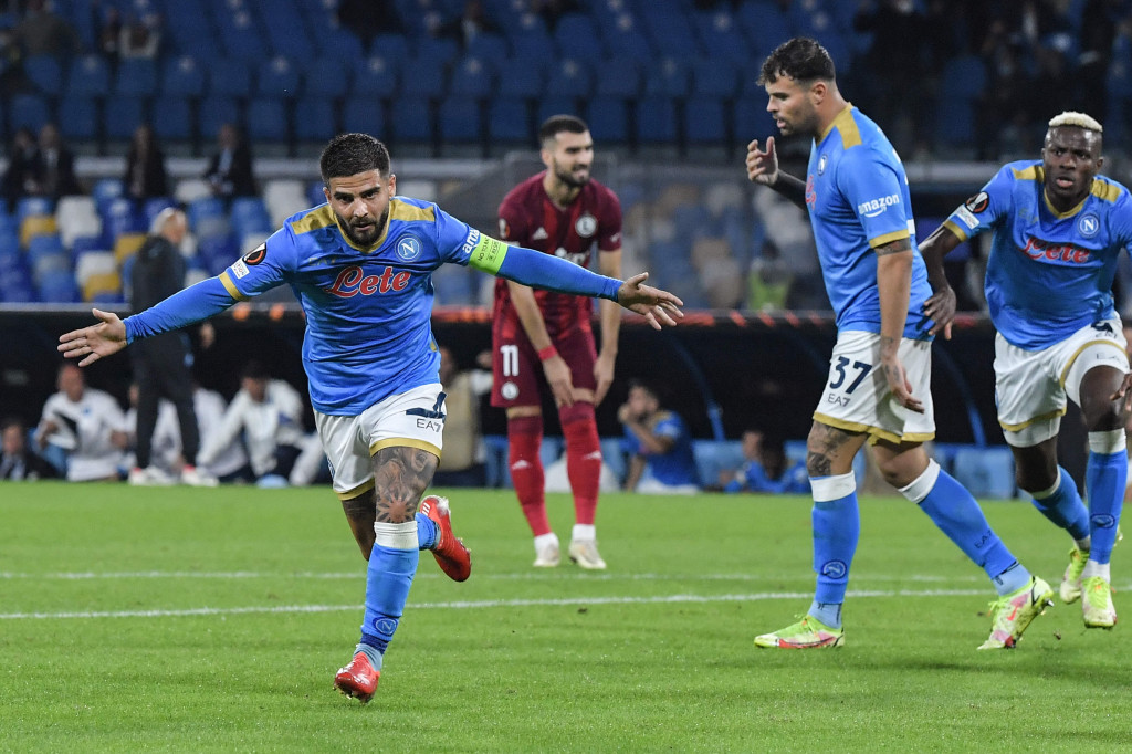 Pesta gol Napoli dibuka dengan aksi ciamik Lorenzo Insigne pada menit ke-75. Insigne berhasil menjadi pahlawan bagi timnya usai tendangannya tidak dapat dibendung oleh kiper Legia Warszawa. Napoli unggul 1-0.