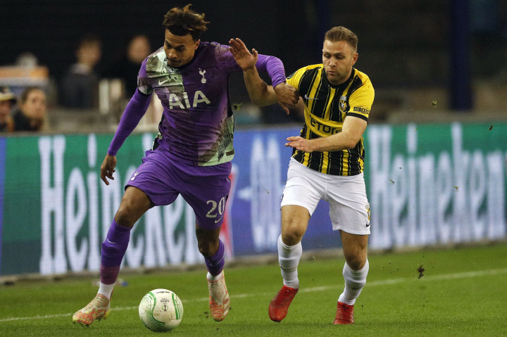 Gelandang Tottenham Hotspur Inggris Dele Ali (kiri) berebut bola dengan gelandang Vitesse Arnhem Norwegia Sondre Tronstad selama pertandingan sepak bola laga Europa Conference League 2021 antara Vitesse Arnhem vs Tottenham Hotspur di stadion Gelredome di Arnhem, pada 21 Oktober 2021.