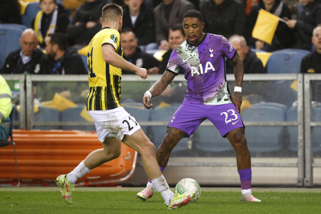Pemain sayap Tottenham Hotspur asal Belanda Steven Bergwijn (kanan) berebut bola dengan pemain tengah Vitesse Arnhem dari Slowakia Matus Bero dalam pertandingan sepak bola laga Europa Conference League 2021 antara Vitesse Arnhem vs Tottenham Hotspur di stadion Gelredome di Arnhem, pada 21 Oktober 2021.