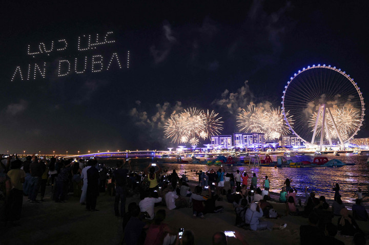 Pertunjukan kembang api memeriahkan pembukaan Dubai Eye yang dikenal sebagai Ain Dubai, di Kota Emirat, dekat Dubai Marina, Kamis, 21 Oktober 2021.