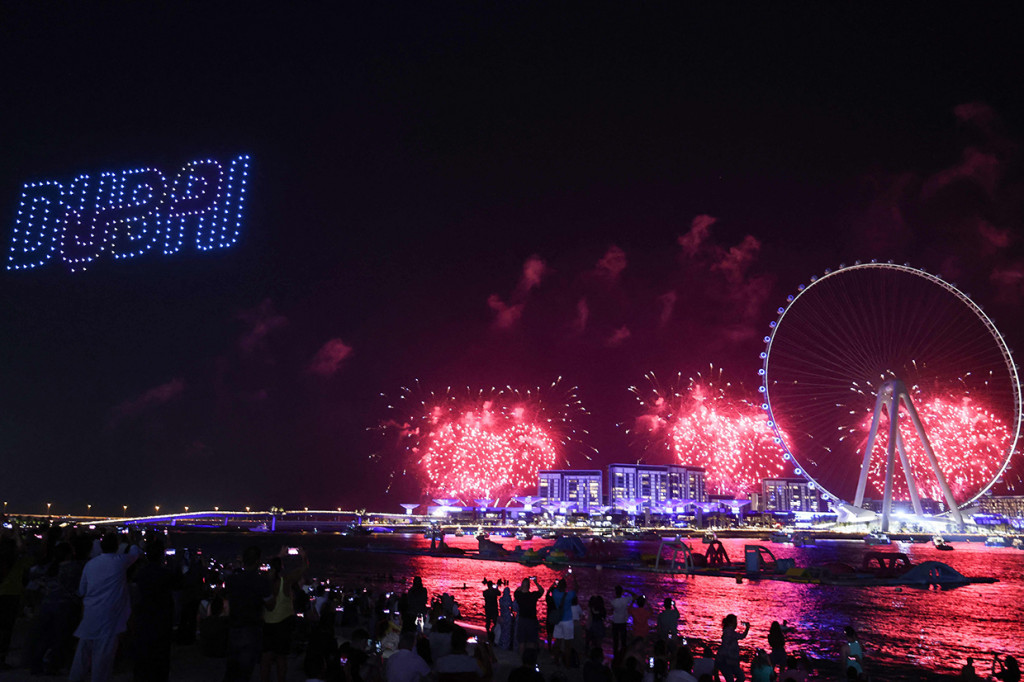 Selain pesta kembang api, pembukaan Dubai Eye juga dimeriahkan dengan pertunjukan drone.