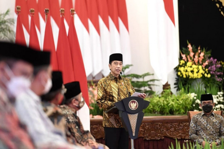 Jokowi pun menyampaikan ucapan selamat Hari Santri Nasional, dan berharap para santri dapat berkontribusi untuk kemajuan Indonesia.