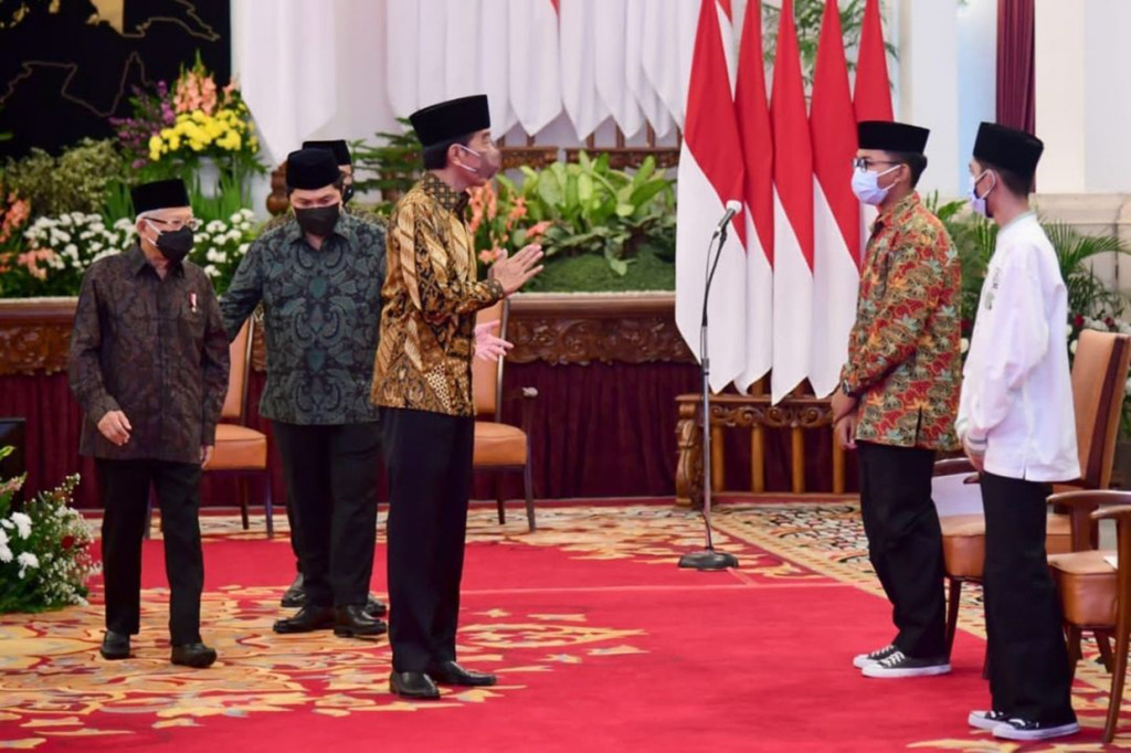 Presiden Joko Widodo dan Wakil Presiden Ma'ruf Amin menghadiri Peringatan Hari Santri Nasional Tahun 2021 dan Peluncuran Logo Baru Masyarakat Ekonomi Syariah (MES), Jumat, 22 Oktober 2021, di Istana Negara, Jakarta.
