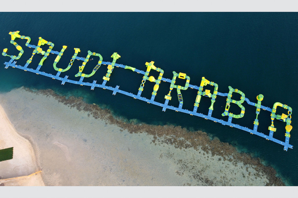 Pria dan wanita pun bisa bebas bergandengan di pantai yang memiliki tulisan 