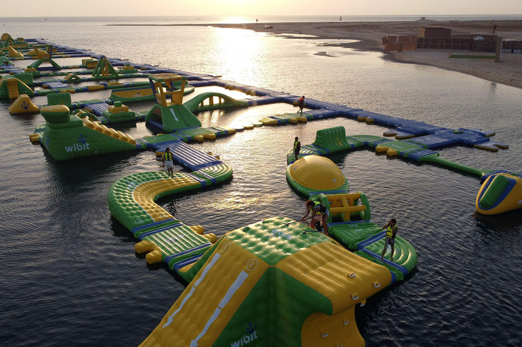 Arab Saudi kembali menjadi sorotan publik terutama ketika salah satu pantainya, Pure Beach, mengizinkan pasangan kekasih bercengkerama dan perempuan memakai bikini.