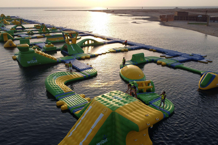 Arab Saudi kembali menjadi sorotan publik terutama ketika salah satu pantainya, Pure Beach, mengizinkan pasangan kekasih bercengkerama dan perempuan memakai bikini.