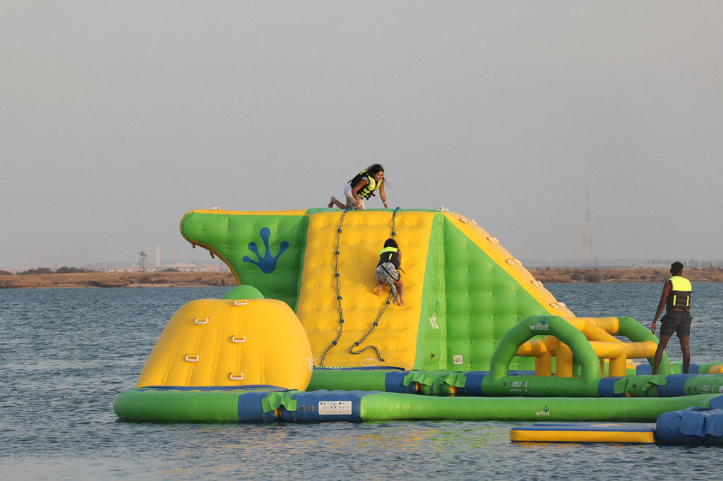 Selain bisa datang bersama kekasih dan memasang musik dengan pelantang suara, kini turis perempuan juga dibolehkan memakai bikini di kawasan pantai. Beberapa di antaranya bersantai sambil menghisap shisha.