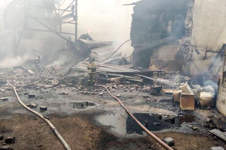 Dilansir AFP, Jumat, 22 Oktober 2021, rekaman video amatir yang beredar di media sosial Rusia menunjukkan barisan truk pemadam kebakaran dengan puing-puing yang terbakar di daerah berhutan dekat pabrik di desa Lesnoye, 300 kilometer (180 mil) dari Moskow.