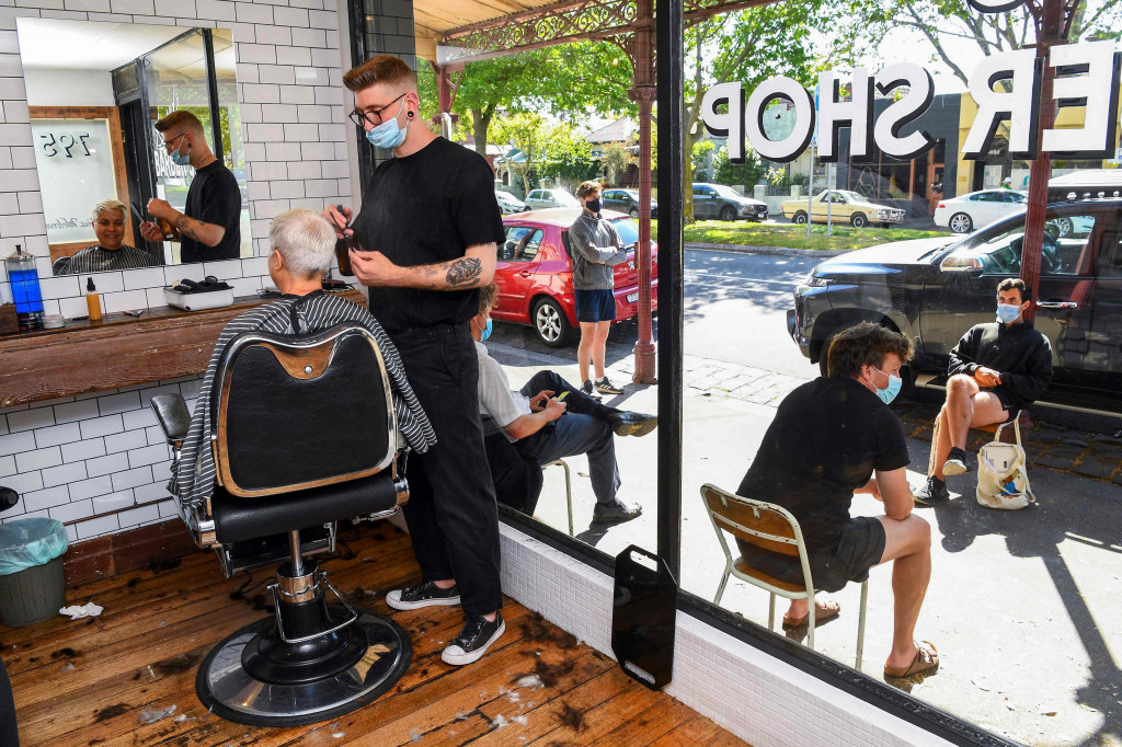 Lima juta warga Melbourne yang merupakan kota kedua terbesar di Australia, bisa kembali mengunjungi bar hingga tukang pangkas rambut. Sebelumnya penguncian diberlakukan sejak 5 Agustus 2021.