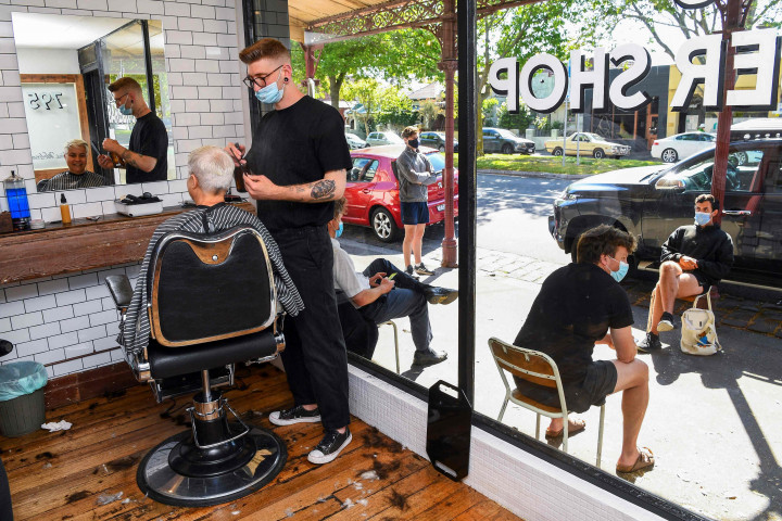 Lima juta warga Melbourne yang merupakan kota kedua terbesar di Australia, bisa kembali mengunjungi bar hingga tukang pangkas rambut. Sebelumnya penguncian diberlakukan sejak 5 Agustus 2021.