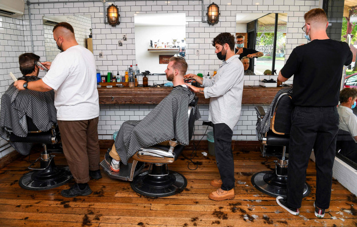 Para pemilik bar, restoran, dan salon menyambut kembali para pelanggan, sekaligus berharap bisnis mereka akan kembali hidup pasca lockdown.