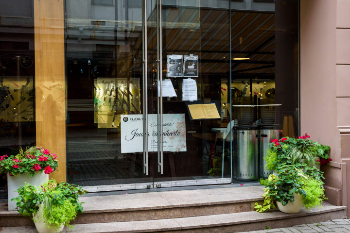 Pintu sebuah kafe ditutup di Riga, Latvia, pada hari pertama penguncian atau lockdown selama satu bulan, Kamis, 21 Oktober 2021.