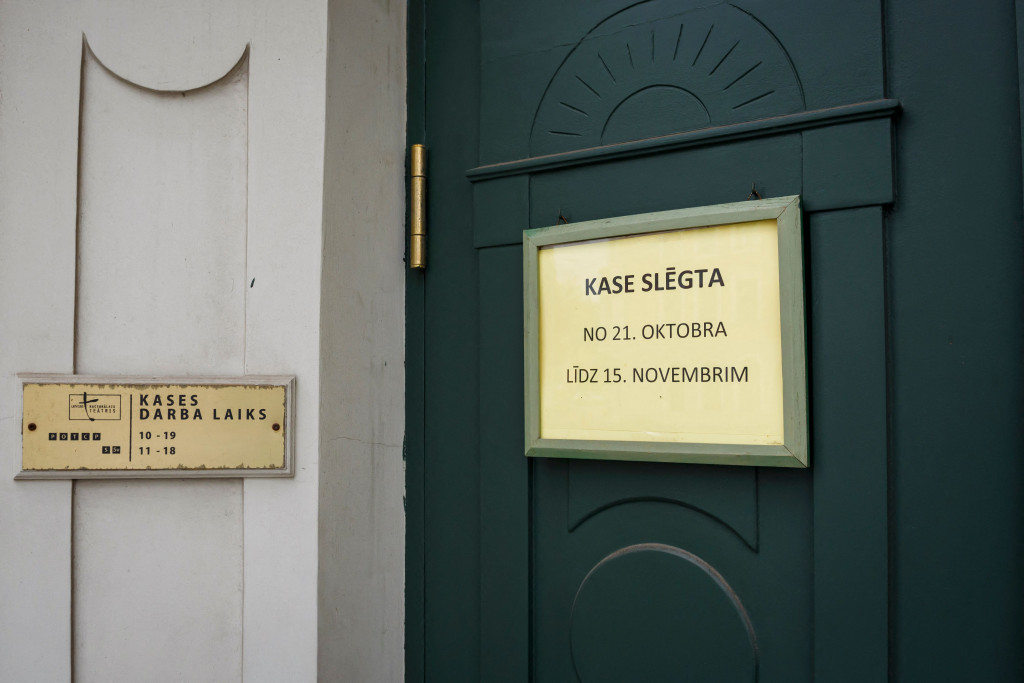 Pintu-pintu Teater Nasional Latvia ditutup dan sebuah tanda digantung mengumumkan penutupan hingga 1 November di Riga, Latvia, Kamis, 21 Oktober 2021.