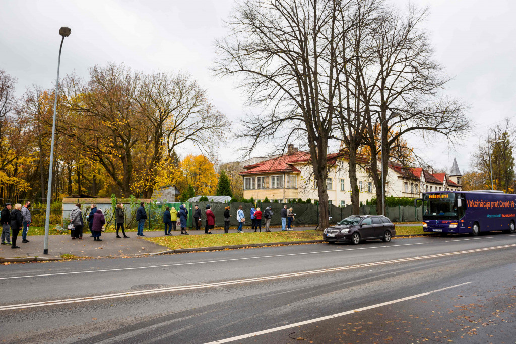 Orang-orang mengantre untuk mendapatkan vaksin di bus vaksinasi Covid-19 di Riga, Latvia, Kamis, 21 Oktober 2021.