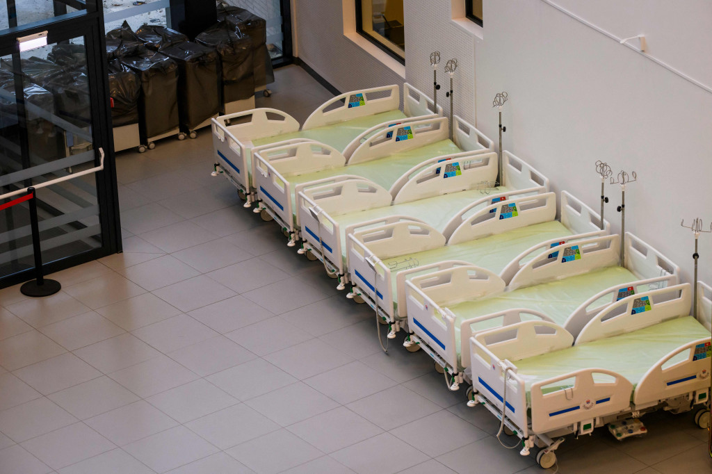 Satu dari dua rumah sakit terbesar di Riga, mulai memasang sejumlah tempat tidur darurat untuk pasien Covid-19 untuk mengantisipasi pasien-pasien Covid-19 yang berdatangan.