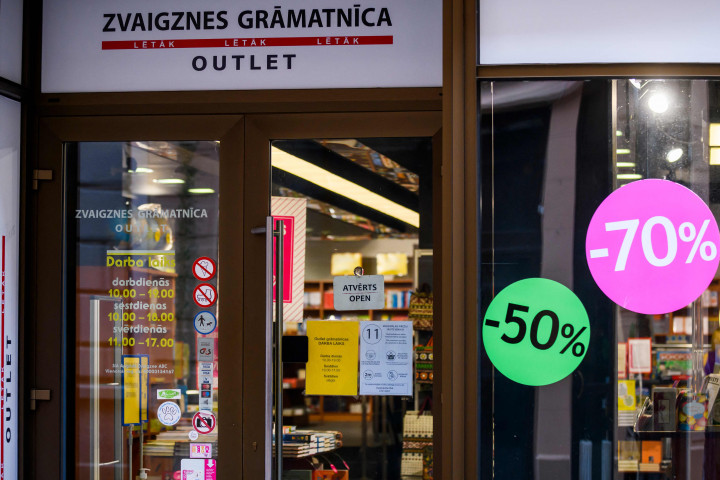 Dengan pemberlakuan lockdown ini, maka toko-toko, restoran, sekolah dan tempat hiburan akan tutup. Yang buka hanya tempat-tempat yang menyediakan kebutuhan pokok.