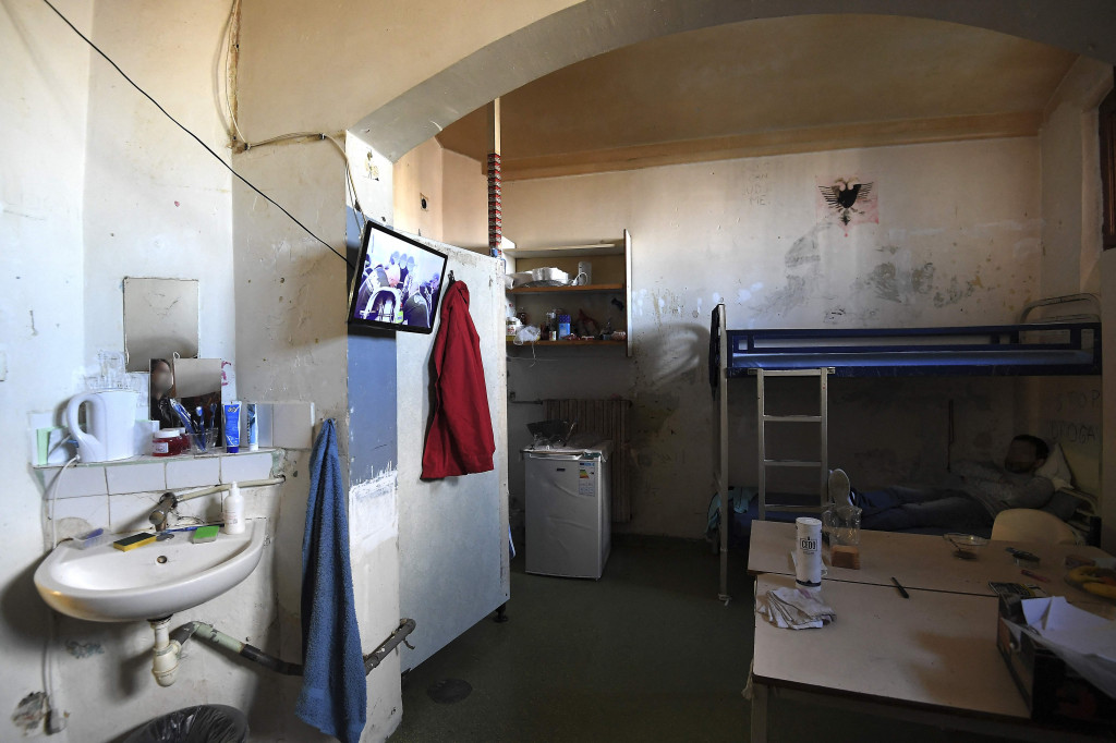 Seorang tahanan berbaring di tempat tidur di selnya di penjara Mulhouse (Maison d'arret), Prancis Timur, 22 Oktober 2021.