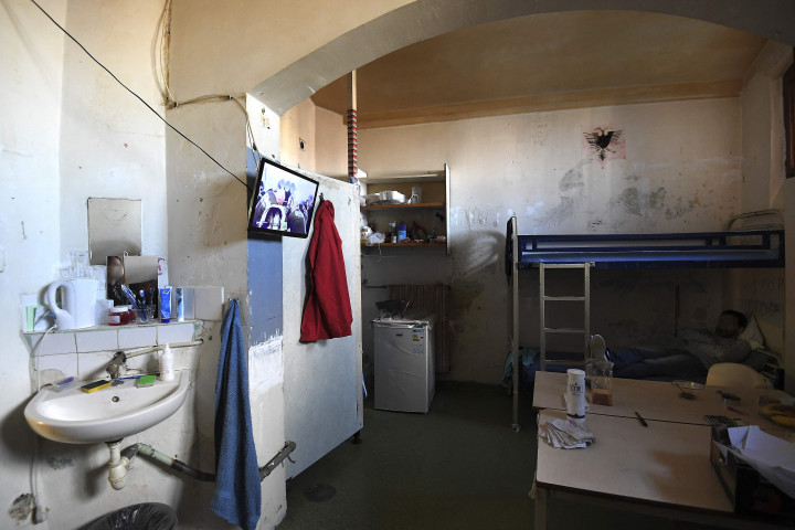 Seorang tahanan berbaring di tempat tidur di selnya di penjara Mulhouse (Maison d'arret), Prancis Timur, 22 Oktober 2021.