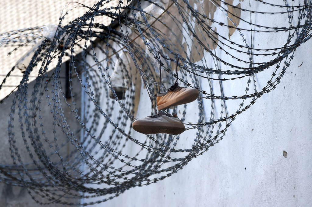 Sepasang sepatu di kawat berduri di penjara Mulhouse (Maison d'arret), Prancis Timur, 22 Oktober 2021.