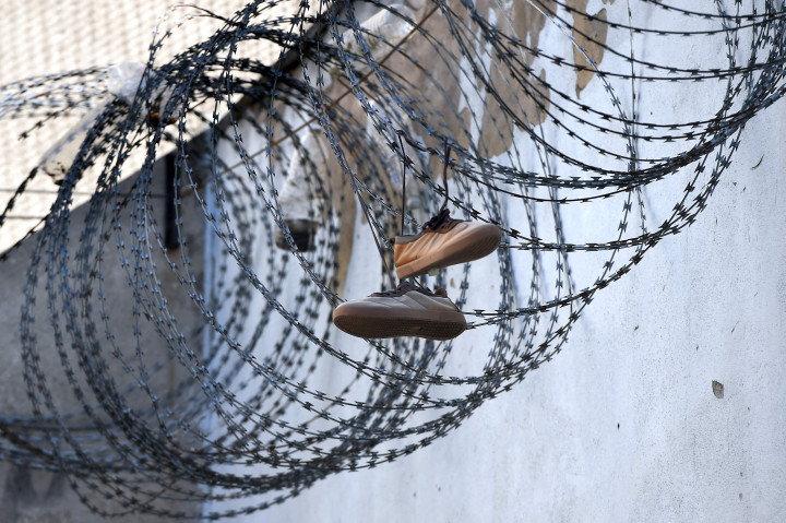 Sepasang sepatu di kawat berduri di penjara Mulhouse (Maison d'arret), Prancis Timur, 22 Oktober 2021.