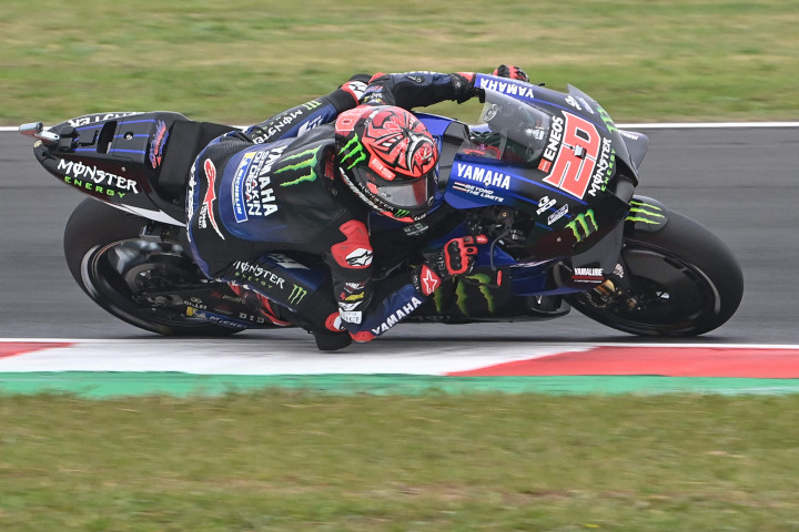 Sedangkan Fabio Quartararo harus memulai dari kualifikasi 1 di MotoGP Emilia Romagna. Dia terlempar ke posisi 15 dan gagal bersaing masuk 10 besar.