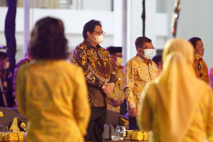 Ketua Umum DPP Partai Golkar Airlangga Hartarto (kiri) mendampingi Ketua Umum DPP Partai Golkar 2004-2009 Jusuf Kalla dalam malam puncak HUT Partai Golkar Ke-57 di Jakarta, Sabtu, 23 Oktober 2021, malam.