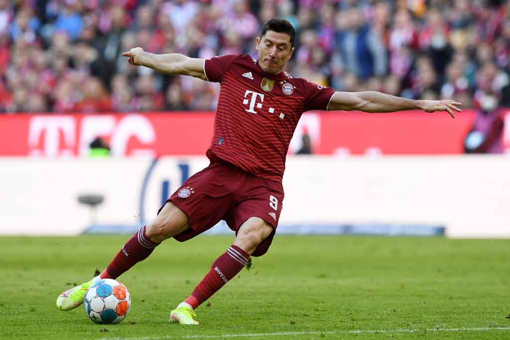 Tampil menekan sejak awal, Bayern seharusnya membuka keunggulan saat laga baru berusia dua menit, sayang Robert Lewandowski gagal menaklukkan kiper Oliver Baumann dalam situasi satu lawan satu.