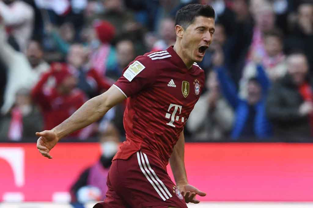 Keunggulan itu digandakan oleh Bayern pada menit ke-30 ketika Robert Lewandowski melepaskan tembakan jarak jauh yang bersarang ke pojok kanan atas gawang tak terjangkau upaya penyelamatan Baumann.