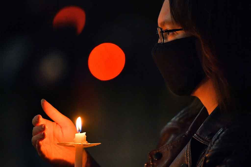 Aktor Amy Rauch turut serta dalam acara penghormatan untuk mendiang sinematografer Halyna Hutchins di Albuquerque Civic Plaza, Albuquerque, New Mexico.