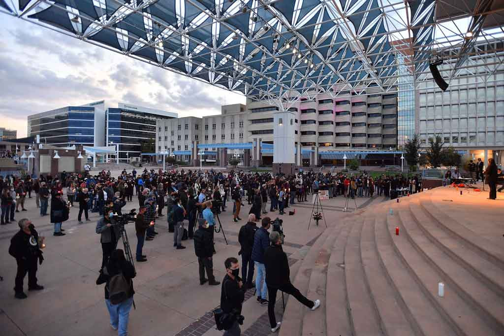 Bintang film dan produser Alec Baldwin melepaskan senjata api properti yang ternyata berisi peluru tajam dan mengenai Hutchins serta sutradara Joel Souza.