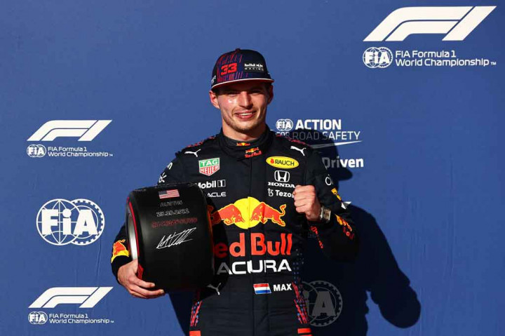 Pemuncak klasemen sementara F1 2021 Max Verstappen mengklaim pole position Grand Prix Amerika Serikat di Austin pada Sabtu, 23 Oktober 2021 waktu setempat. Sementara rival utamanya, Lewis Hamilton, melengkapi posisi start baris terdepan untuk Mercedes.