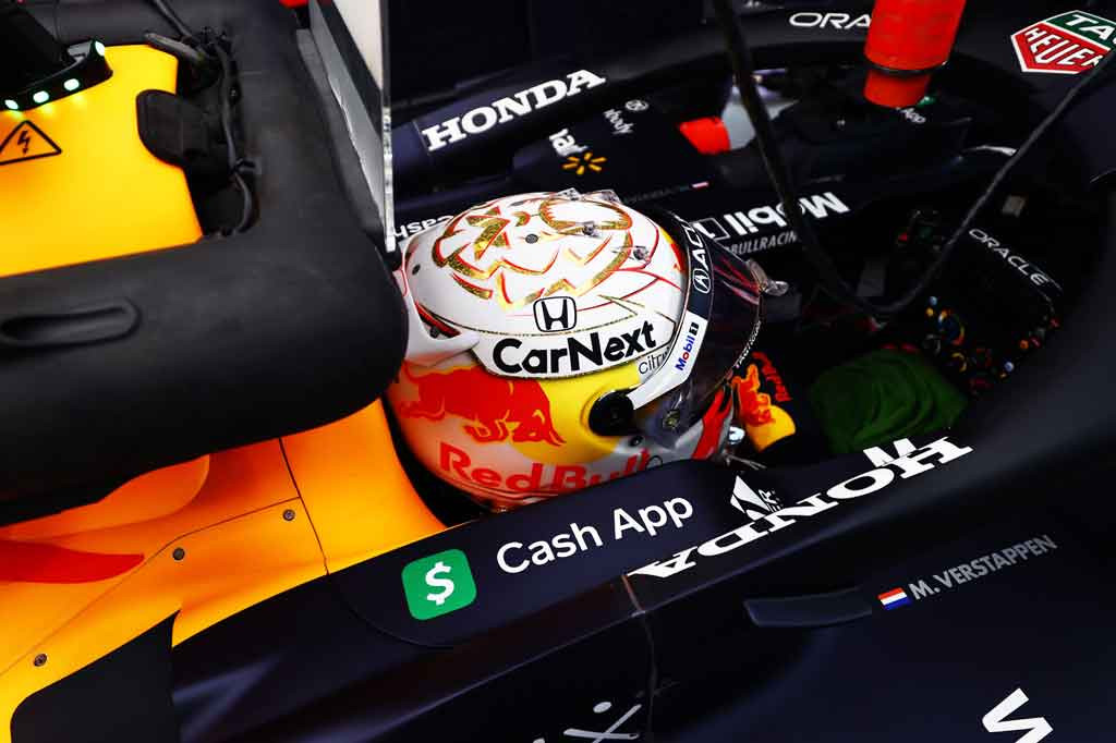 Verstappen merupakan pembalap non-Mercedes pertama yang meraih pole sejak dimulainya era mesin hybrid turbo V6 pada 2014.