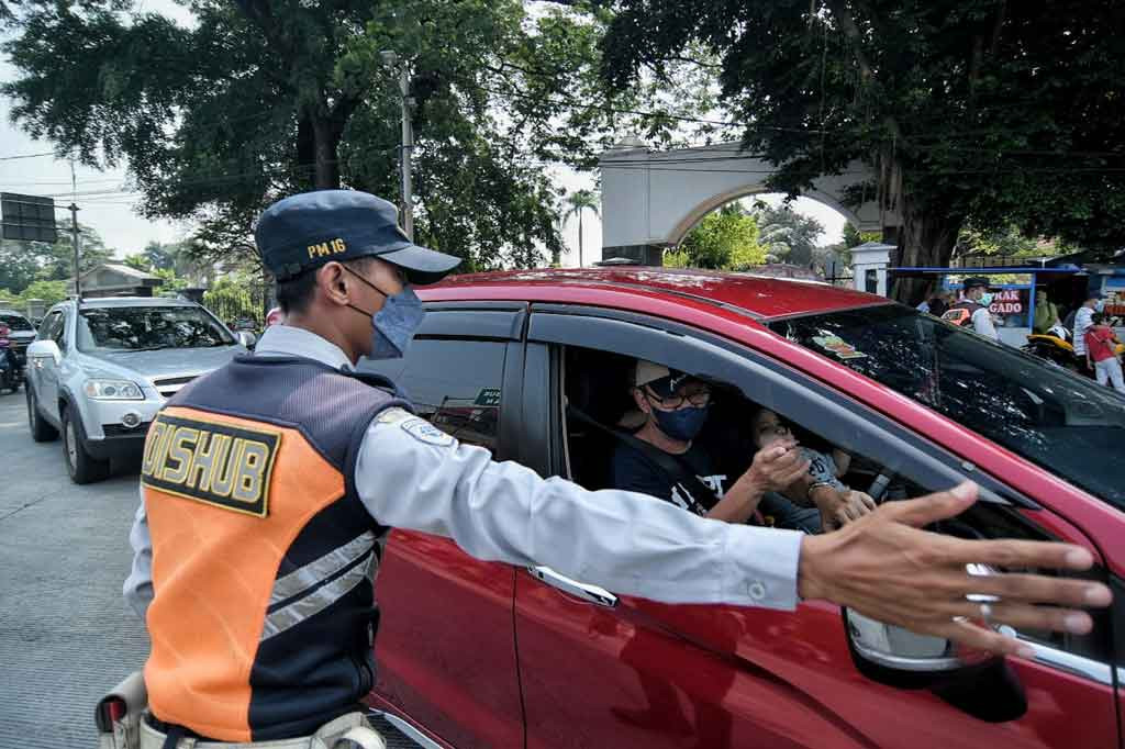 Kepala Dinas Perhubungan DKI Syafrin Liputo mengatur kebijakan itu dalam Surat Keputusan (SK) Nomor 438 tahun 2021 terkait sistem ganjil genap saat PPKM level dua yang mulai berlaku Selasa, 19 Oktober 2021 hingga 1 November 2021.
