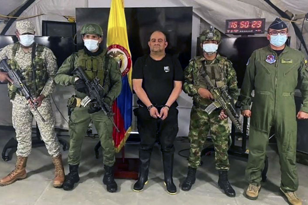 Gambar yang dirilis oleh pemerintah menunjukkan Otoniel yang berusia 50 tahun diborgol dan dikelilingi oleh tentara,  sebelum ditahan di bawah pengamanan ketat.