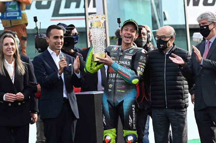 Sementara itu Valentino Rossi menjalani balapan perpisahan dengan Misano sebelum pensiun akhir musim ini. Rossi mendapatkan penghargaan karir seumur hidup yang diserahkan oleh Menteri Luar Negeri Italia, Luigi Di Maio. 