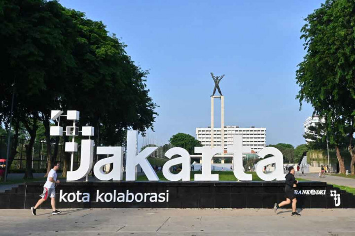 Pengunjung berolah raga di kawasan Lapangan Banteng, Jakarta, Minggu, 24 Oktober 2021.