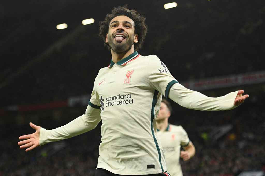 Lima menit memasuki babak kedua, Salah mencetak hattrick memanfaatkan umpan terobosan kapten Jordan Henderson sebelum merangsek ke dalam kotak penalti dan membuat De Gea tak berkutik lagi demi menambah keunggulan Liverpool 5-0.