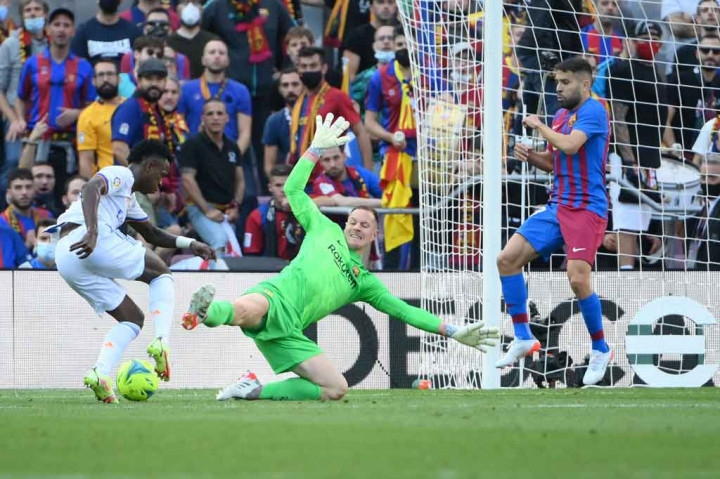 Meski pertandingan berlangsung sengit sejak awal laga, peluang berbahaya baru lahir pada menit ke-25 saat Vinicius Junior berhasil melewati kiper Marc-Andre ter Stegen, sayang tembakan akhirnya berhasil dihadang oleh Jordi Alba di muka gawang Barcelona.