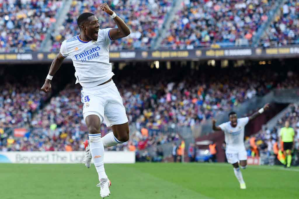 Kebuntuan akhirnya pecah pada menit-32. Bermula dari serangan balik, Rodrygo Goes mengirimkan bola ke David Alaba yang bebas tanpa kawalan untuk melepaskan tembakan keras dari luar kotak penalti ke pojok atas gawang Barcelona tak terjangkau Ter Stegen. Skor 1-0 untuk Los Blancos.