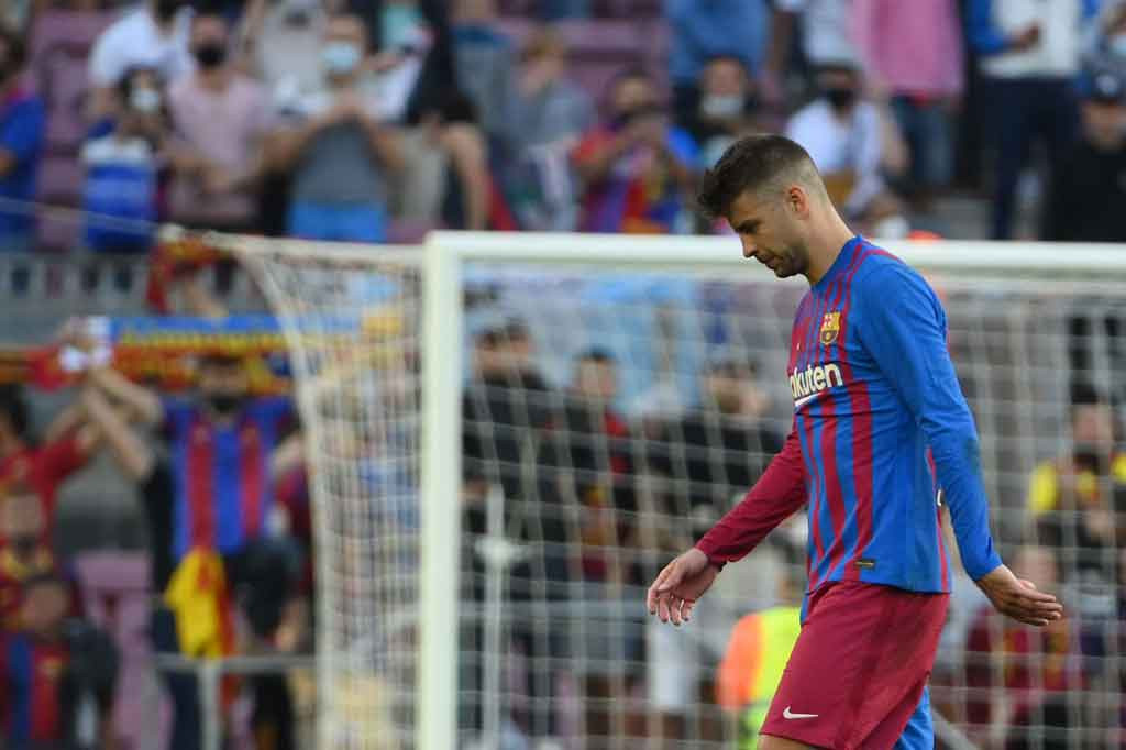 Barcelona nyaris menyamakan kedudukan dua menit kemudian, sayang sundulan Gerard Pique masih melenceng dari gawang tim tamu. Skor 1-0 untuk Madrid bertahan hingga turun minum.