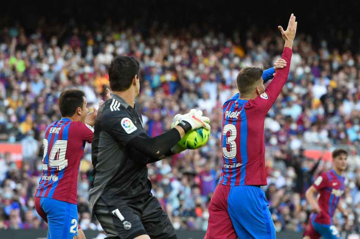Pada menit ke-58, para pemain Barcelona menuntut hadiah tendangan penalti setelah bola tendangan Memphis Depay mengenai lengan Toni Kroos, tapi wasit mengabaikan klaim tersebut.