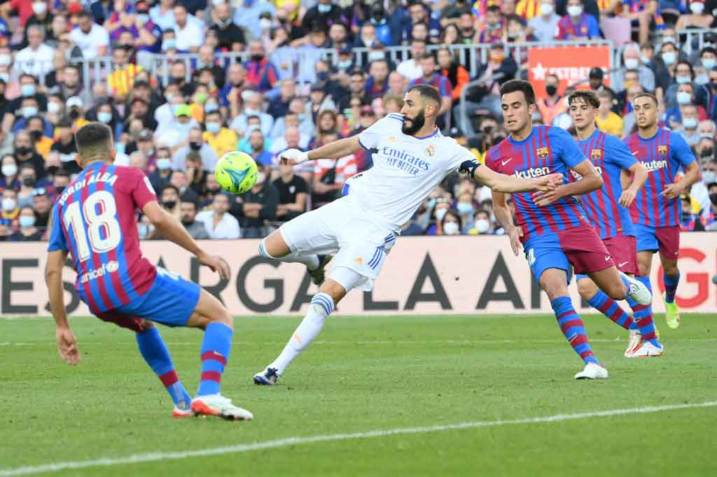 Real Madrid menciptakan peluang pada menit ke-62 lewat tendangan keras Karim Benzema, sayangnya bola berhasil dihalau oleh Ter Stegen.